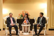 Nguyên Phi Long, secrétaire du Comité provincial du Parti de Hoa Bing (à gauche) et le gouverneur de la ville de Bangkok, Chadchart Sittipunt. Photo : VNA.
