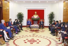 Le chef de la Commission centrale de l’économie du Parti Trân Tuân Anh (à droite) et John Kerry, envoyé spécial du Président américain pour le climat. Photo : VNA