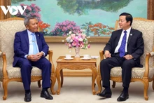 Le Vice-Premier ministre vietnamien, Trân Hông Hà (à droite) serra la main du le ministre lao des Technologies et de la Communication Boviengkham Vongdara. Photo : VOV. 