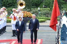 Les deux Premiers ministres vietnamien et kirghize lors de la cérémonie d'accueil. Photo : NDEL.