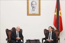 Le vice-Premier ministre Tran Luu Quang (droite) et le ministre algérien des Moudjahidine et des Ayants-droits, Laïd Rebigua. Photo : VNA.