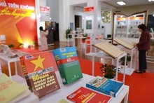 Des documents présentés à l'exposition. Photo : VNA