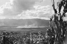 Nos unités d'artillerie continuèrent à bombarder les positions ennemies. Les positions ennemies touchées par les obus d'artillerie furent en feu. Photo : VNA.