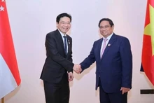 Le Premier ministre vietnamien Pham Minh Chinh (à droite) et son homologue singapourien Lawrence Wong lors de leur premier entretien dans le cadre de la réunion annuelle entre les deux Premiers ministres, à l'occasion de leur participation aux 44e et 45e sommets de l'ASEAN en octobre 2024. Photo : VGP.