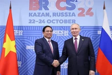 Le Premier ministre Pham Minh Chinh (à gauche) et le président russe Vladimir Poutine se serrent la main, à Kazan, en Russie. Photo : VNA.