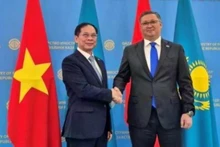Le vice-PM et ministre des Affaires étrangères Bui Thanh Son (à gauche) et son homologue kazakhe Murat Nurtleu. Photo : VOV.