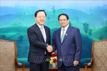 Le Premier ministre Pham Minh Chinh (à droite) et le directeur financier du group Samsung, Park Hark Ky. Photo : VNA.