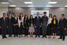 L’ambassadrice du Vietnam au Brésil Pham Thi Kim Hoa pose avec les délégués de la Fédération du commerce des biens, des services et du tourisme (Fecomércio). Photo : VNA.
