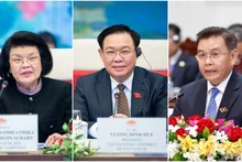 Les trois dirigeants des AN du Cambodge (à gauche), du Laos (à droite) et du Vietnam (au centre) co-présideront le 1er Sommet parlementaire du CLV. Photo : NDEL.