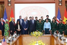Le ministre de la Défense, le général Phan Van Giang et la délégation de membres du Congrès américain dirigée par le sénateur Jeff Merkley. Photo : NDEL.