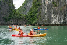 Kayak sur la baie d'Ha Long. Photo : VNA.