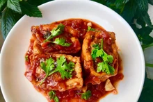Le Tofu sauté à la sauce tomate. Photo : baoquocte.vn