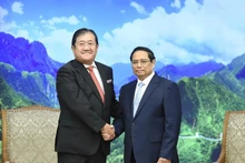 Le Premier ministre Pham Minh Chinh (droite) et le président du groupe japonais Mitsui. Photo : NDEL