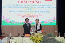 La secrétaire du Comité du Parti de la province de Hà Nam, Lê Thi Thuy (à droite) et om Jong-hyun, président du Conseil de la province sud-coréenne de Gyeonggi. Photo : VNA.