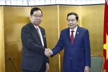 Le président de l'Assemblée nationale du Vietnam (droite) et le chef du Parti communiste japonais. Photo : VNA.