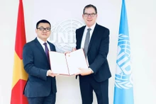 L'ambassadeur Vu Le Thai Hoang (à droite) et le directeur général de l'ONUDI, Gerd Müller. Photo : baoquocte.vn