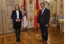 Le consul général du Vietnam à Francfort-sur-le-Main, Lê Quang Long (à droite) et la présidente du parlement de Hesse, Astrid Wallmann. Photo : baoquocte.vn