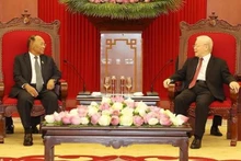 Le Secrétaire général du Parti communiste du Vietnam (PCV), Nguyên Phu Trong (à droite), et le Président de l'Assemblée nationale du Cambodge, Samdech Heng Samrin. Photo: VNA