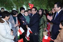 Le Premier ministre Pham Minh Chinh (centre) rencontre la communauté vietnamienne en Pologne. Photo: VNA