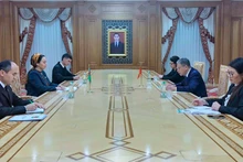 L’ambassadeur Dang Minh Khôi a présenté les copies de ses lettres de créance à la Présidente de l’AN du Turkménistan, Gulmanova Dunyagozel. Photo : baoquocte.vn
