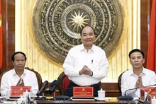 Le chef de l’Etat, Nguyên Xuân Phuc (au milieu), lors de la séance de travail avec la permanence du Comité provincial du Parti de Thanh Hoa. Photo: VNA