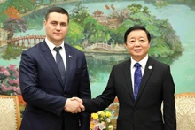 Le Vice-Premier ministre vietnamien, Trân Hông Hà (à droite), et le ministre biélorusse de l’Éducation, Andrei I. Ivanets, le 15 juin à Hanoi. Photo : thoidai.com.vn