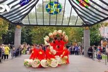 Une danse avec des chapeaux coniques. Photo: VOV