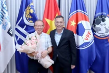 Le président de la VFF, Tran Quoc Tuan (a droite) et Park Hang Seo, nouveau vice-président de la Fédération sud-coréenne de football. Photo : NDEL.