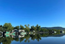 Rach Tràm se trouve à environ 35 km du centre de la ville de Phu Quôc, dans la commune de Bai Thom. C’est ici que l’on peut trouver la nature encore sauvage et la beauté intacte de l'île. Photo : kinhtedothi.vn