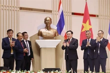 Le Président de l'AN, Vuong Dinh Huê, offre un buste du Président Hô Chi Minh à l'Association générale des Vietnamiens de Thaïlande et à l'Association des Hommes d'affaires de Thaïlande. Photo : VNA.