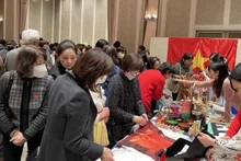 Le stand de l'Association des femmes de l'ambassade du Vietnam au Japon suscite l'intérêt de nombreux invités. Photo: VNA
