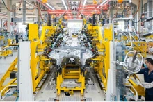 Dans une usine de Mercedes-Benz Vietnam. Photo : cafebiz.vn