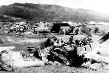 Des épaves d'avions abattus et détruits par nos troupes éparpillées sur le champ de bataille de Dien Bien Phu. Photo : VNA.
