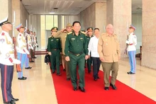 Le général de corps d’armée Álvaro López Miera, ministre cubain des Forces armées révolutionnaires, et le général de corps d’armée Vo Minh Luong (à gauche), membre permanent de la Commission militaire centrale, vice-ministre de la Défense. Photo : qdnd.vn