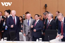Le Premier ministre vietnamien, Pham Minh Chinh, et des délégués lors de la session "Vers un monde pacifique, stable et prospère". Photo : VOV.