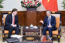 L’assistant du ministre vietnamien des AE, Nguyên Minh Vu (à droite) et le directeur général du Département politique bilatéral du ministère slovaque des AE, Michal Pavuk. Photo : baoquocte.vn