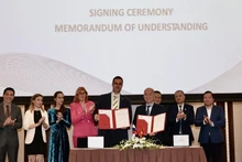 Lors de la cérémonie de signature. Photo : VNA
