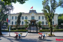 Le Palais du Tonkin n'est pas seulement un bâtiment, mais aussi un témoin historique d'événements importants du pays. Cet endroit était autrefois le Palais du Résident Supérieur du Tonkin et ensuite le Palais du Commissaire impérial du Nord et le lieu où se sont déroulés de nombreux événements historiques importants, tels que le soulèvement général pour prendre le pouvoir en 1945. Photo : toquoc.vn