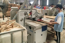 La production de meubles en bois destinés à l'exportation de la société de Minh Duong dans la province de Binh Duong. Photo : NDEL.