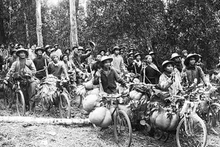 Dans la jungle, les vélo devinrent un contrepoids dans la confrontation avec la meilleure technologie de guerre du XXe siècle que les empires occidentaux possédaient. Photo : VNA.