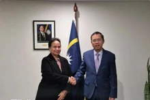 L’ambassadeur du Vietnam en Australie, Pham Hung Tâm (à droite) et la haute-commissaire de Nauru en Australie, Camilla Solomon. Photo : VNA.