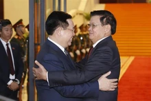 Le Président de l'AN, Vuong Dinh Huê (à gauche), et le Secrétaire général du Comité central du Parti populaire révolutionnaire du Laos (PPRL) et Président lao, Thongloun Sisoulith. Photo : VNA.