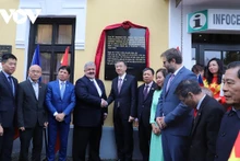 Inauguration de la plaque commémorative du Président Hô Chi Minh à Chrastava en République tchèque. Photo : VOV