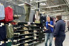 Présentation des vêtements de sport « Made in Vietnam » aux clients français. Photo : VNA.