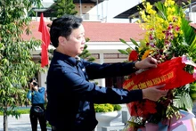 Le Vice-Premier ministre Trân Hông Hà rend hommage à l’ancien secrétaire général du Parti communiste du Vietnam Nguyên Van Cu. Photo : VGP.