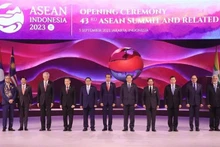 Le Premier ministre vietnamien, Pham Minh Chinh, avec le secrétaire général de l'ASEAN et les chefs de délégation des autres pays membres de l'ASEAN lors de la cérémonie d'ouverture du 43e Sommet de l'ASEAN et réunions connexes. Photo : VNA.