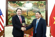 Le ministre vietnamien de la Culture, du Sport et du Tourisme, Nguyên Van Hùng (à droite) et l’ambassadeur américain au Vietnam, Marc E. Knapper. Photo : toquoc.vn