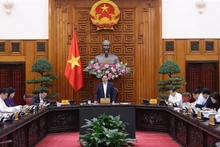 Le Premier ministre vietnamien, Pham Minh Chinh (debout), prend la parole lors de la réunion. Photo : VNA.