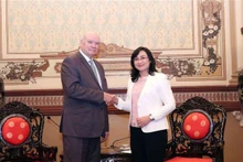 La vice-présidente du Comité populaire de Ho Chi Minh-Ville, Phan Thi Thang (à droite) a reçu le 26 septembre dans la ville Rodrigo Malmierca Diaz, ministre cubain du Commerce extérieur et de l'Investissement étranger. Photo : VNA