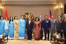 Le Président du Sénat du Cambodge Samdech Say Chhum et des responsables de l'Union des femmes vietnamiennes. Photo : VNA